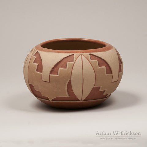 San Juan Large Pottery Bowl by Tomasita Reyes Montoya (1899-1978) - Arthur W. Erickson - 4