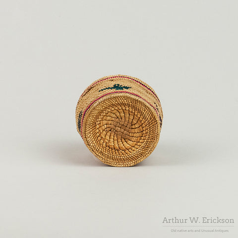 Very fine Nuu-chah-nulth lidded basket