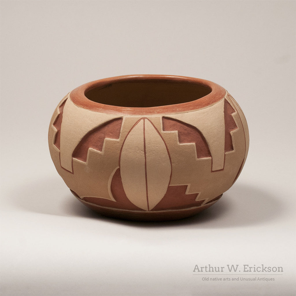 San Juan Large Pottery Bowl by Tomasita Reyes Montoya (1899-1978) - Arthur W. Erickson - 1